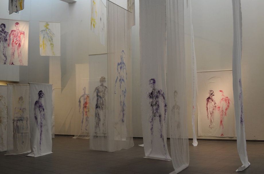 Sentio, Kemin Taidemuseo, 2012, tilateos ja yhteisöllinen teos, joka syntyi näyttelykävijöiden emotionaalisista muotokuvista kolmen viikon aikana.